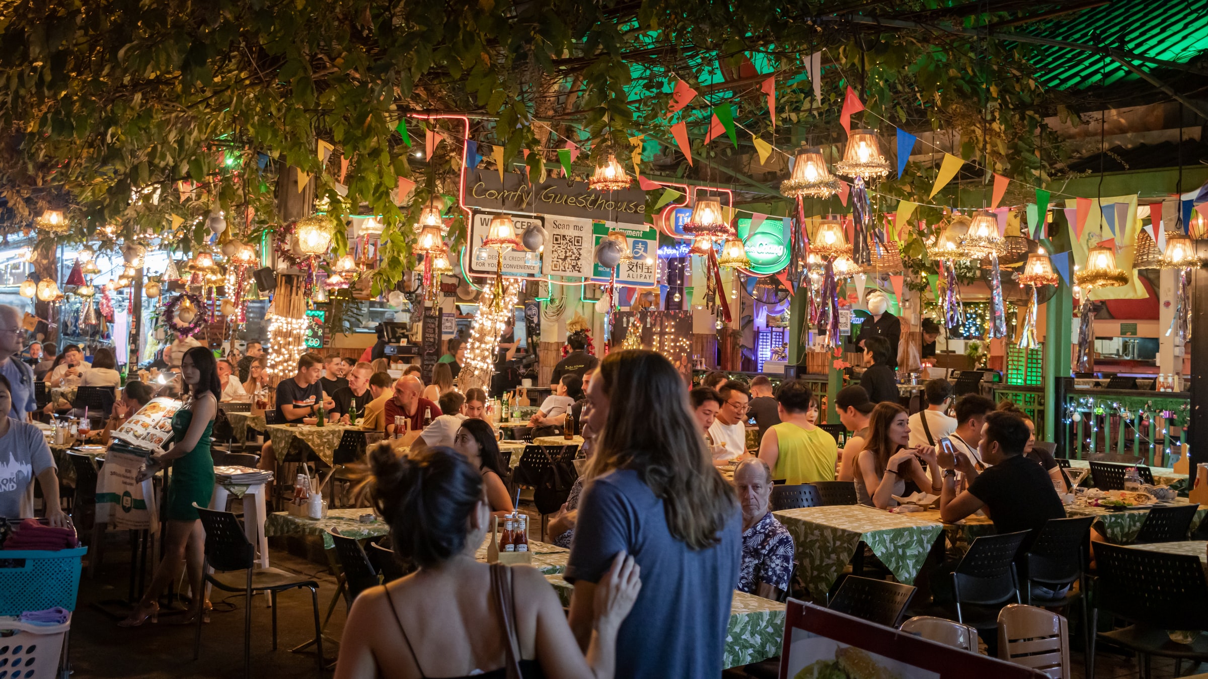 A Restaurant filled witn people